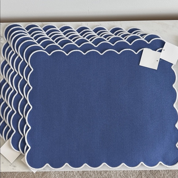 New! Scalloped Edge Blue and White Placemats - Picture 1 of 1